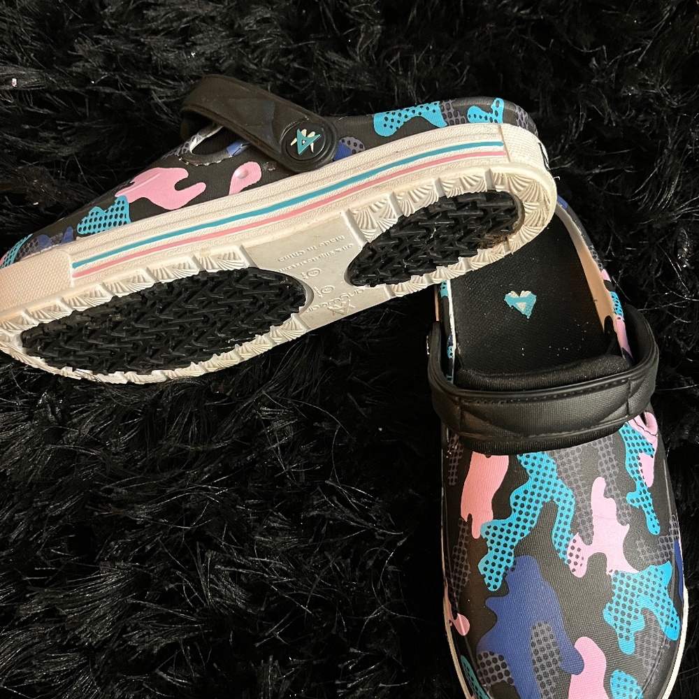 Clogs Size 7 Women, 5 men